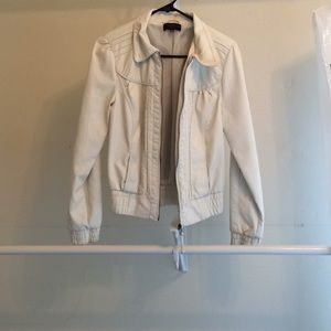 Adorable cream bomber jacket 🦄